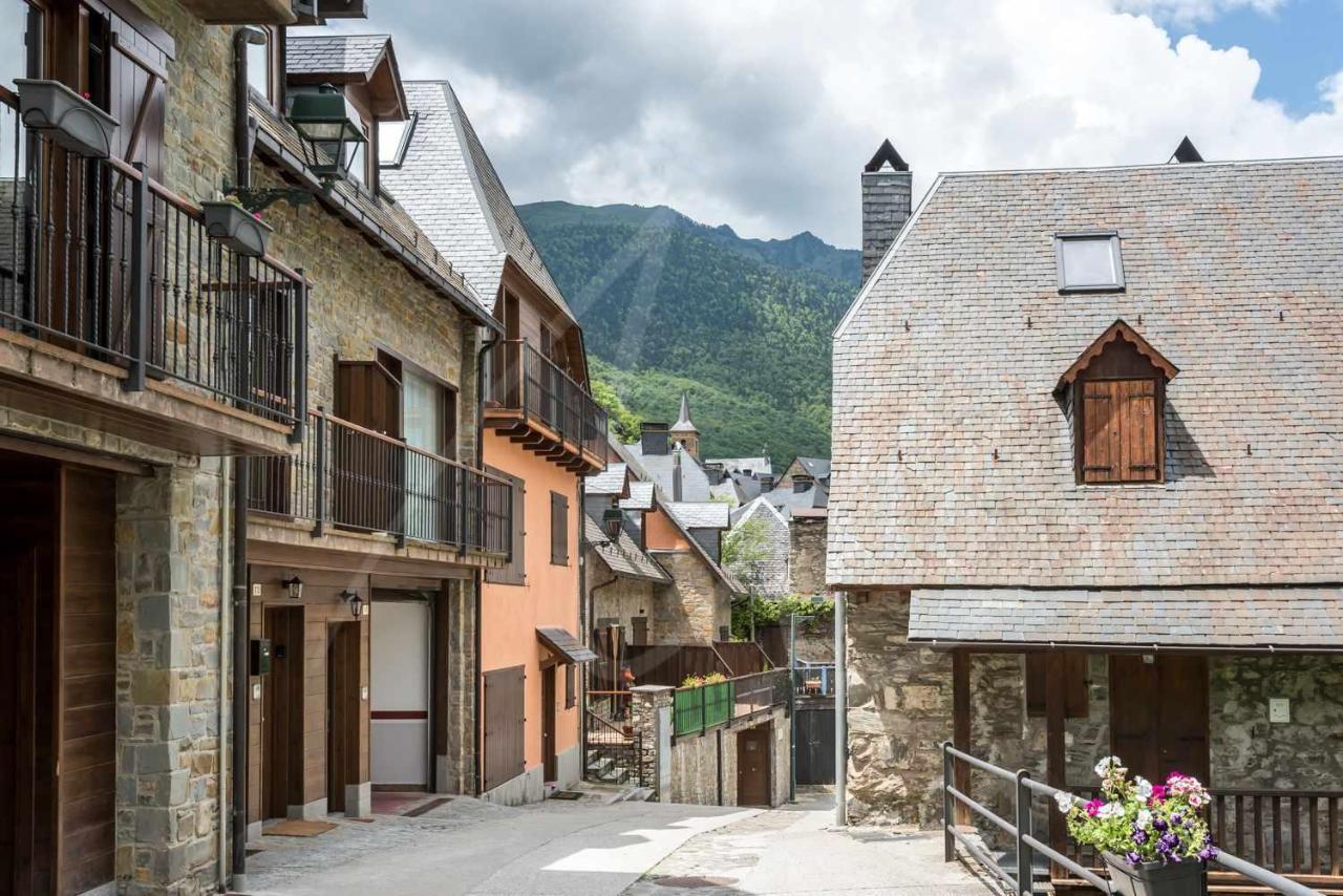 Casa Artiga De Lin By Seamount Rentals Les Bordes Buitenkant foto